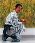 Morio Matsui dans son atelier en Corse, peignant "Kansha", une huile sur toile de 215 x 500 cm, année 2000